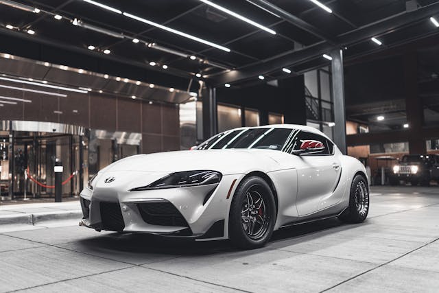 Um belo carro Toyota Supra branco.
