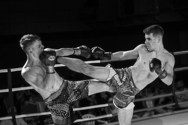 Dois lutadores de kickboxing trocando golpes.