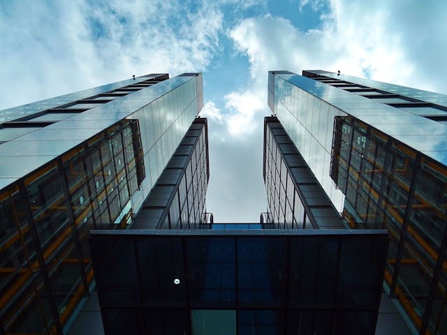 Duas torres de um arranha-céu espelhado.